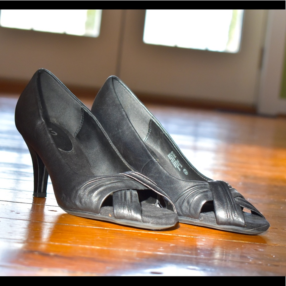 A2 by Aerosoles black leather pumps
